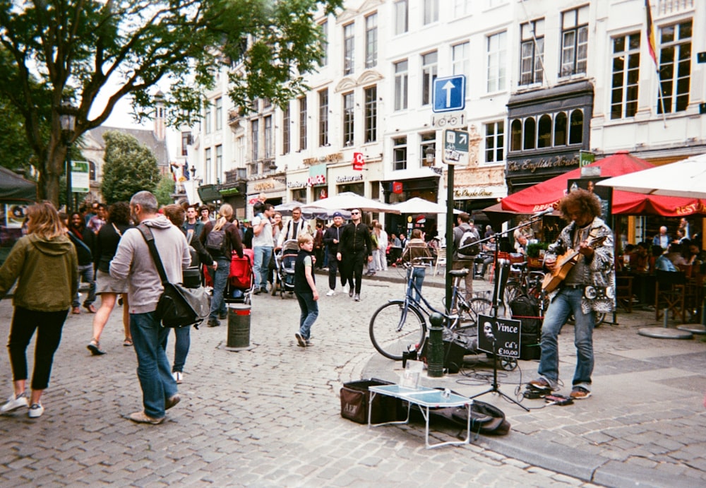 personnes devant un bâtiment blanc pendant la journée