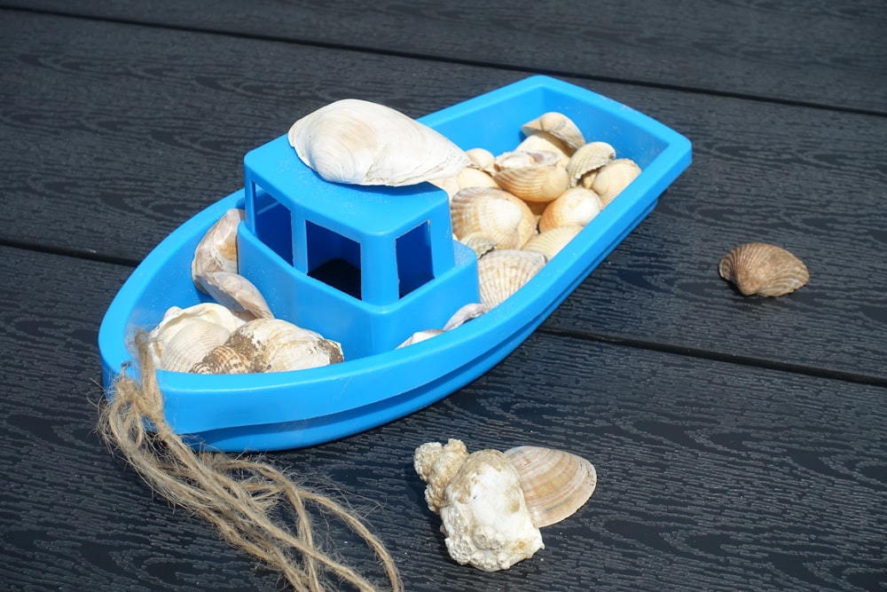 青いプラスチックボートのおもちゃ