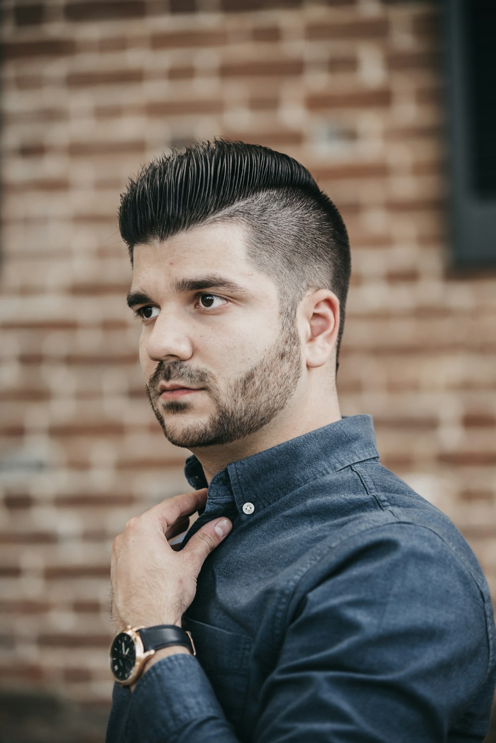 homme portant une chemise noire boutonnée à manches longues