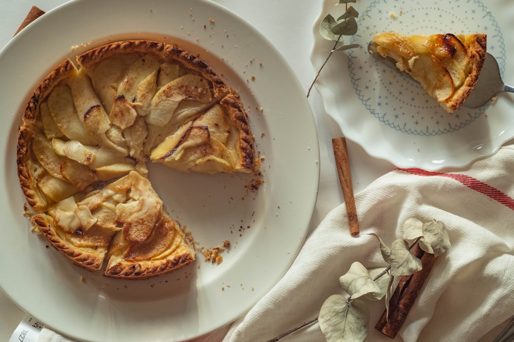 Torta su piatto di ceramica bianca