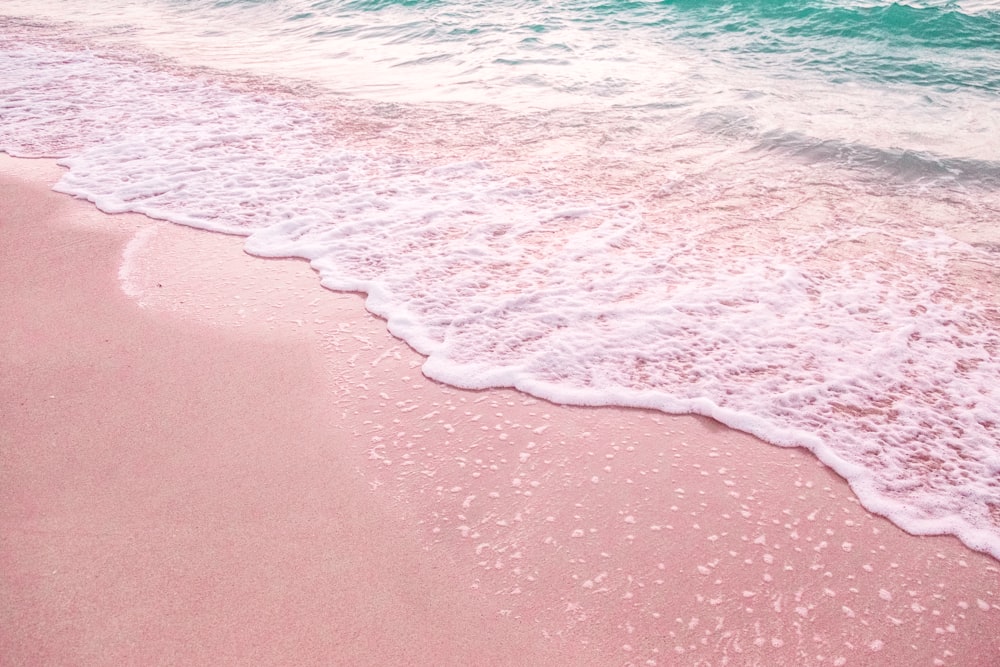 Cùng ngắm những bức hình nền đại dương hồng đẹp như mơ, giữa những đợt sóng yên tĩnh và ánh hoàng hôn đầy màu sắc. Khung cảnh tuyệt đẹp này sẽ khiến bạn muốn ngẫm nghĩ và thư giãn sau một ngày dài.
