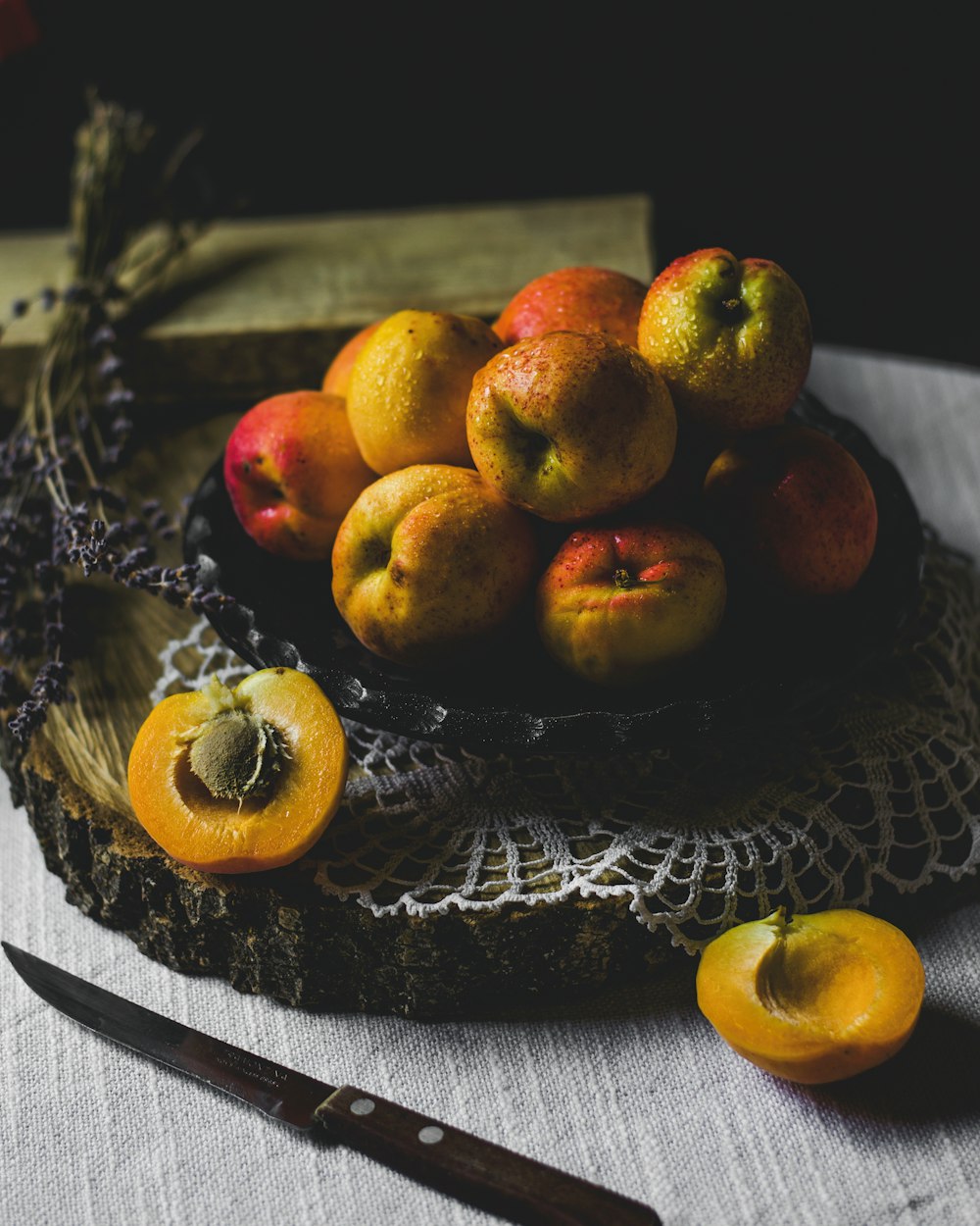 shallow focus photography of fruits on top of black plate
