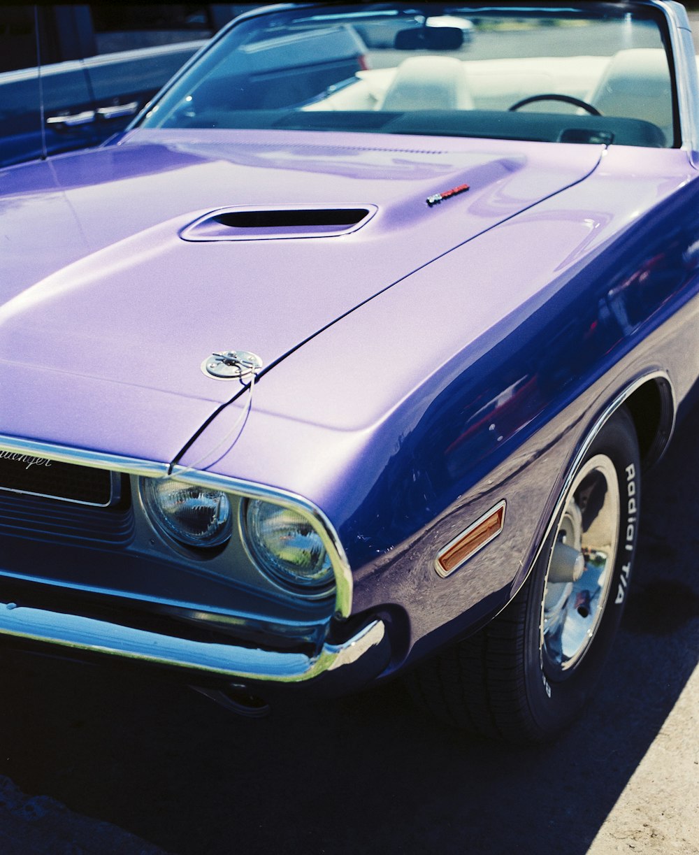 紫色の車