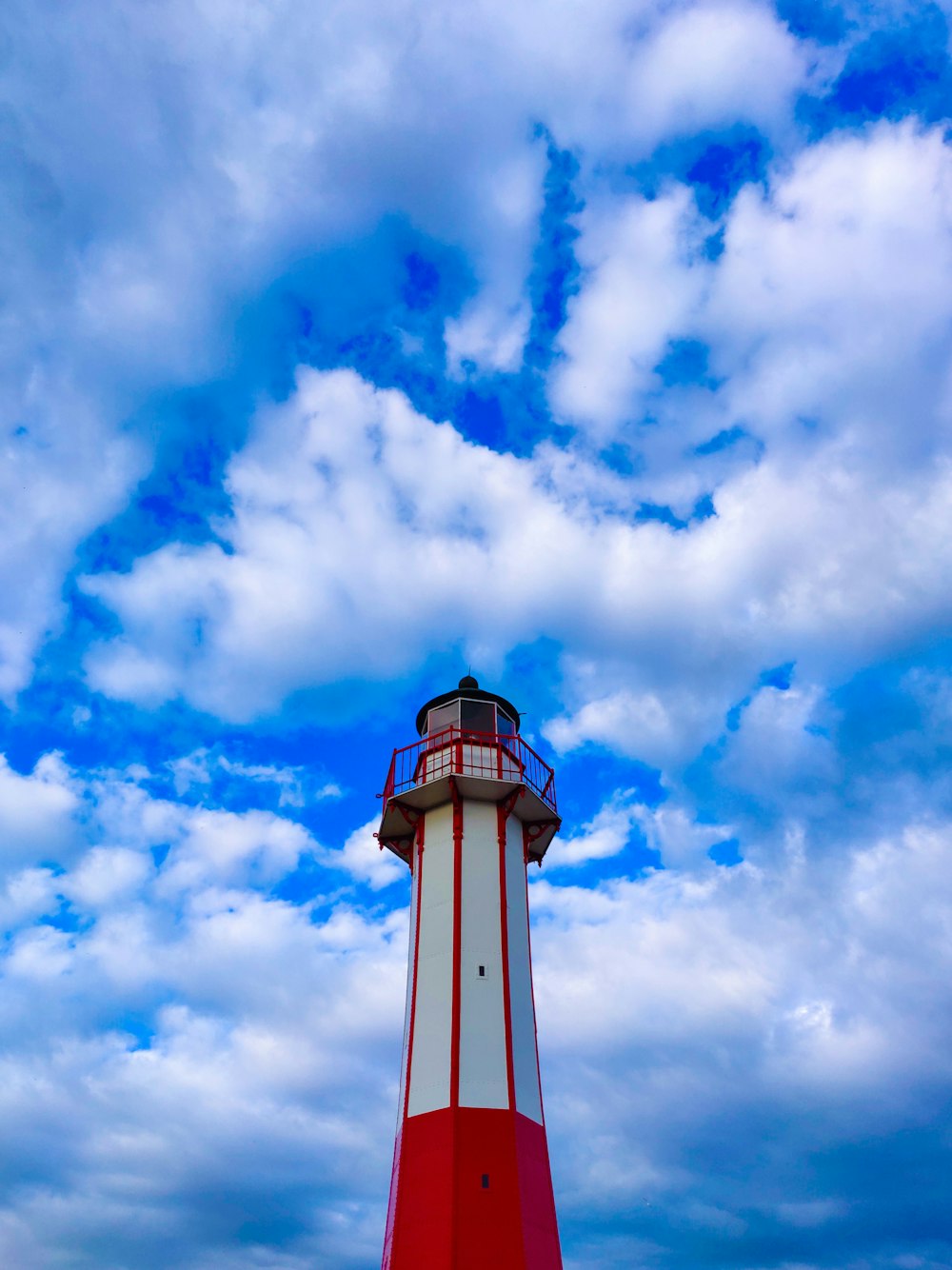 Phare rouge et blanc pendant la journée