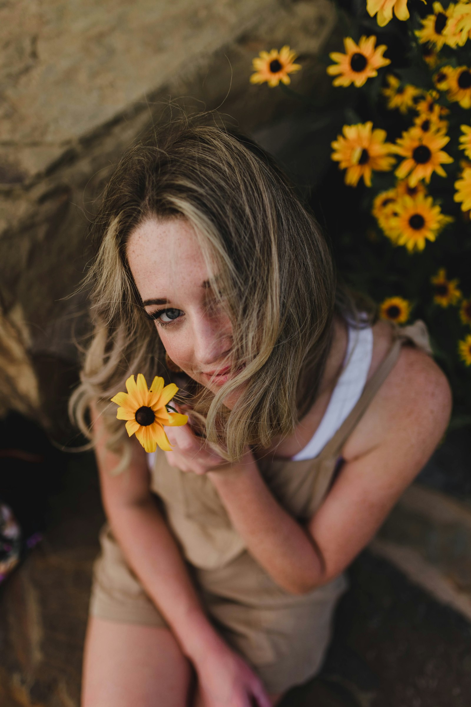 Canon EOS 6D Mark II + Sigma 35mm F1.4 DG HSM Art sample photo. Woman holding yellow sunflower photography