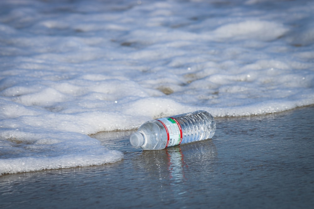 garrafa plástica de água à beira-mar