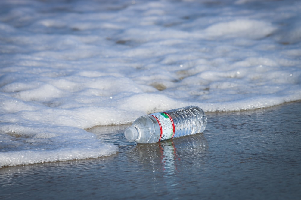 bouteille en plastique d’eau sur le bord de mer