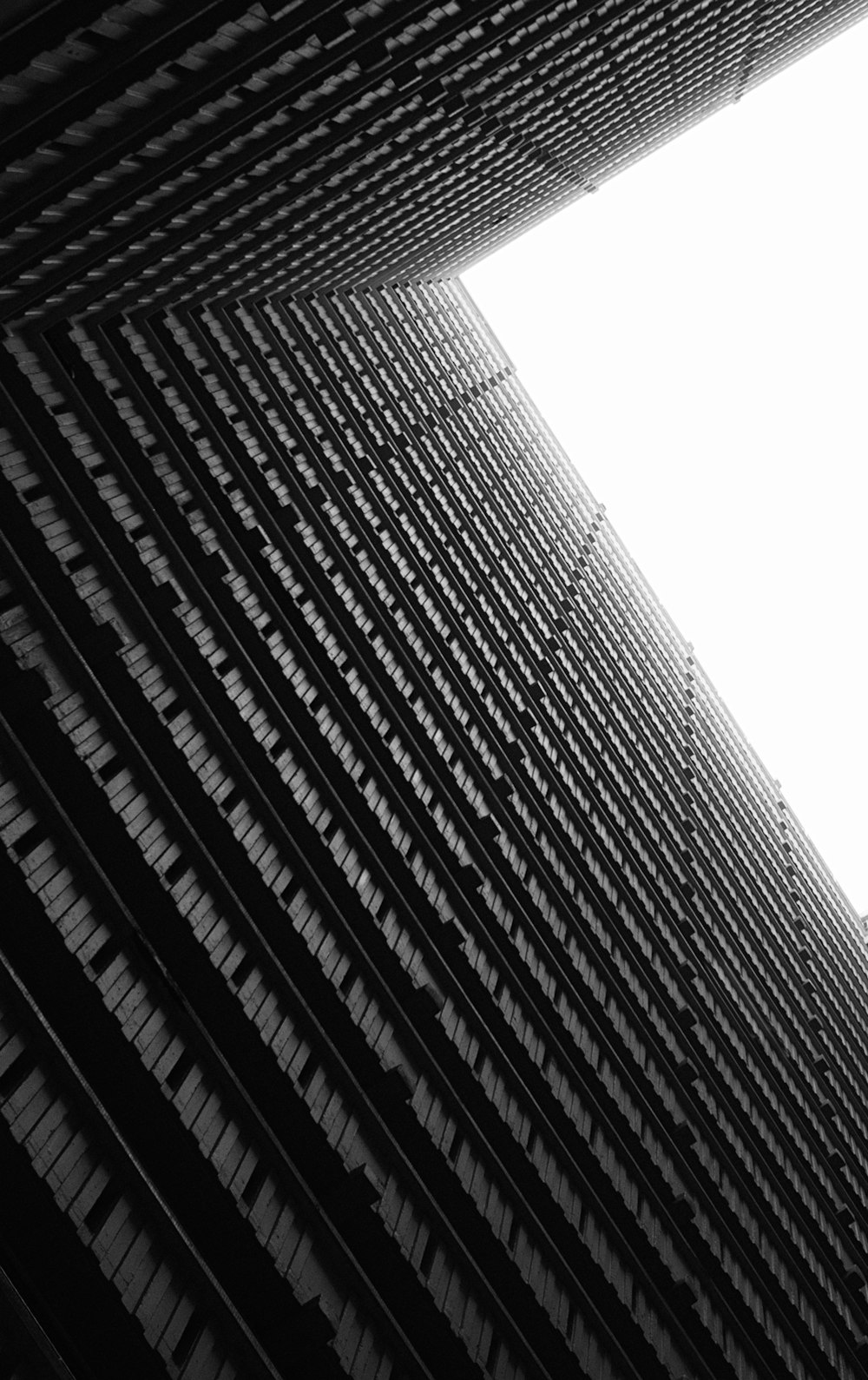 Graustufenfotografie von Hochhäusern mit niedrigem Winkel