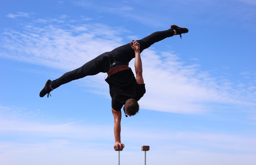 persona sconosciuta che si occupa di planking all'aperto