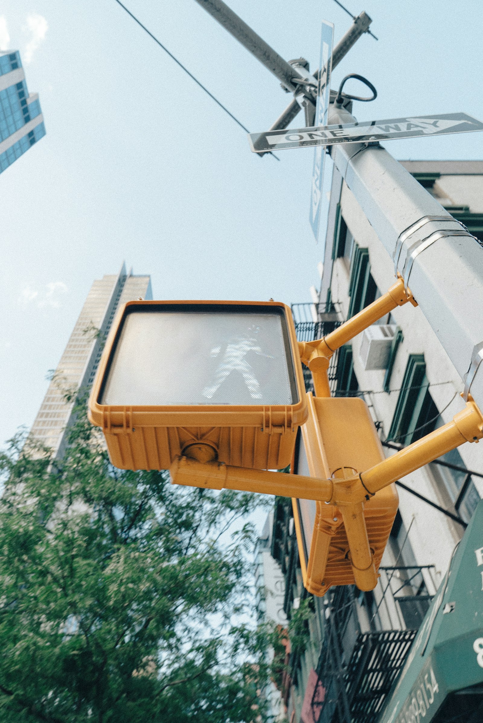 Sony a7S II sample photo. Yellow traffic light photography