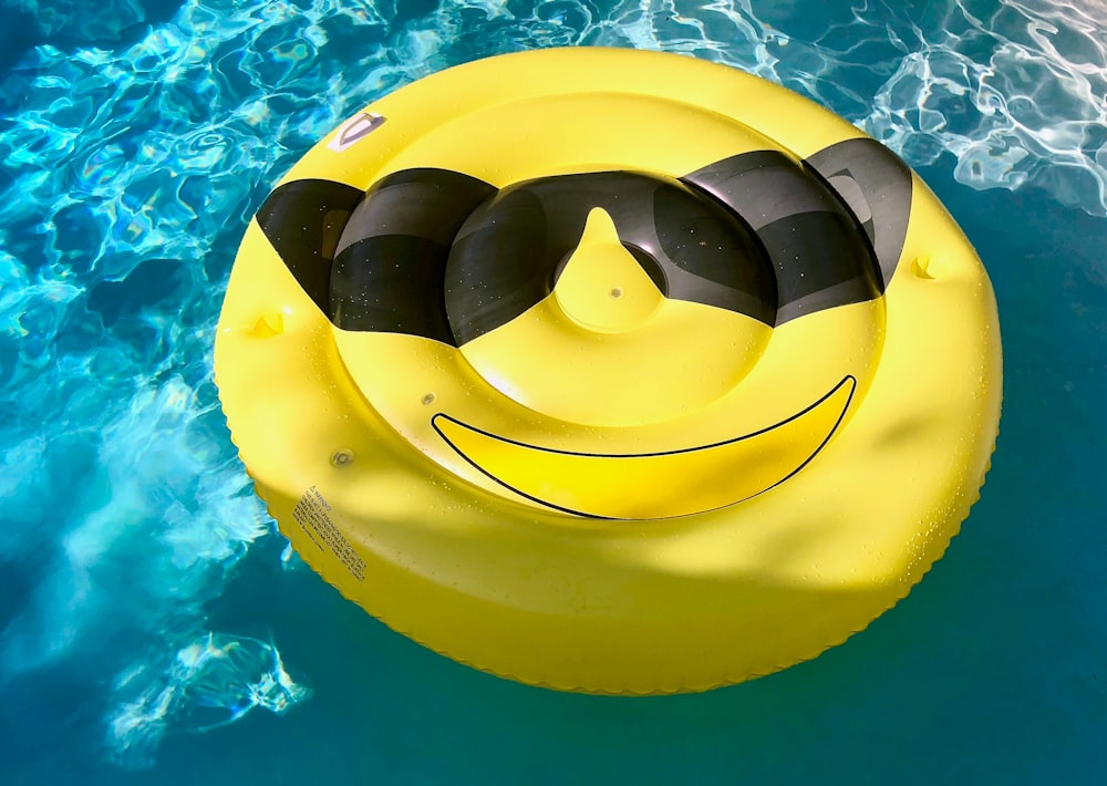 Flutuador inflável de emoji amarelo e preto