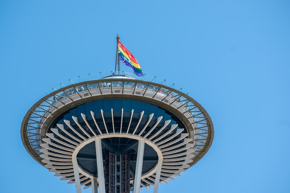 bandiera arcobaleno in cima a un edificio a torre