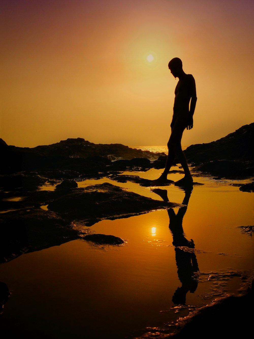 silhouette di un uomo al tramonto