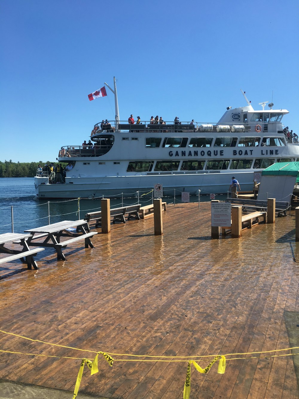 white cruise ship on focus photography