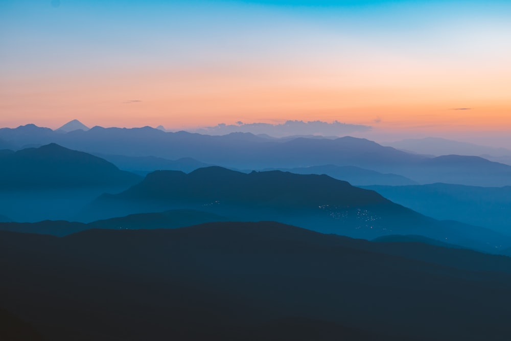 Vista de las montañas durante la hora dorada