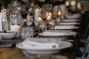white ceramic plates catering retraites kookworkshop surinaams eten rotterdam