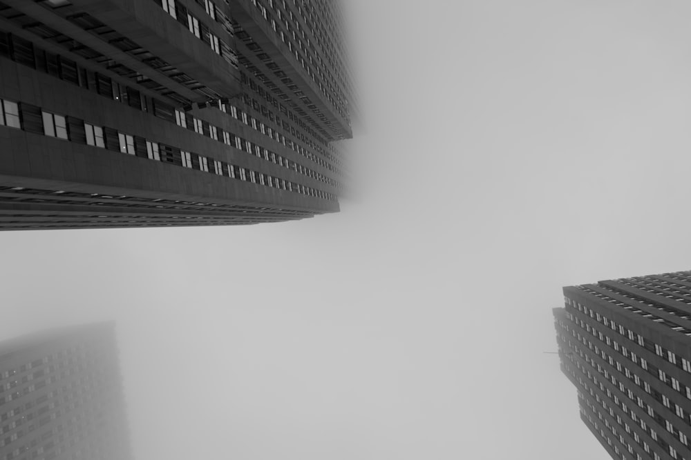 Vista de ángulo bajo de edificios de gran altura