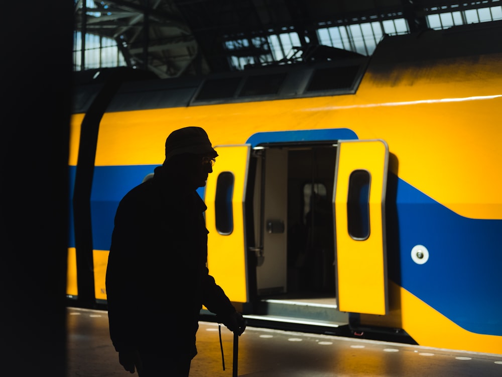 treno blu e giallo