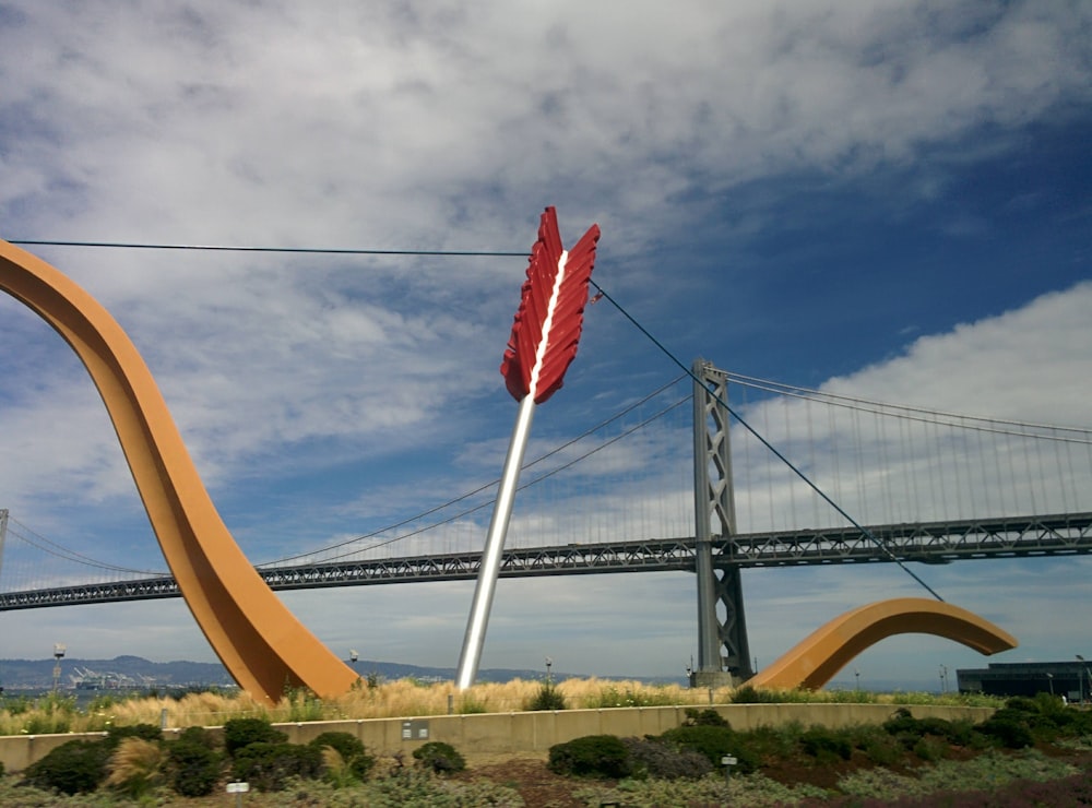 Arc marron avec statue de flèche grise et rouge