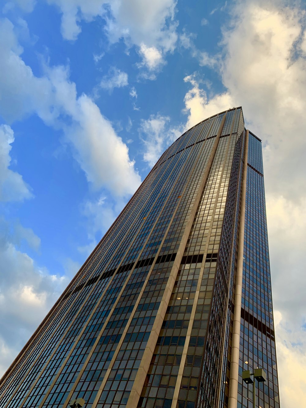 Edificio de ventana de cortina en foto de vista de ángulo bajo