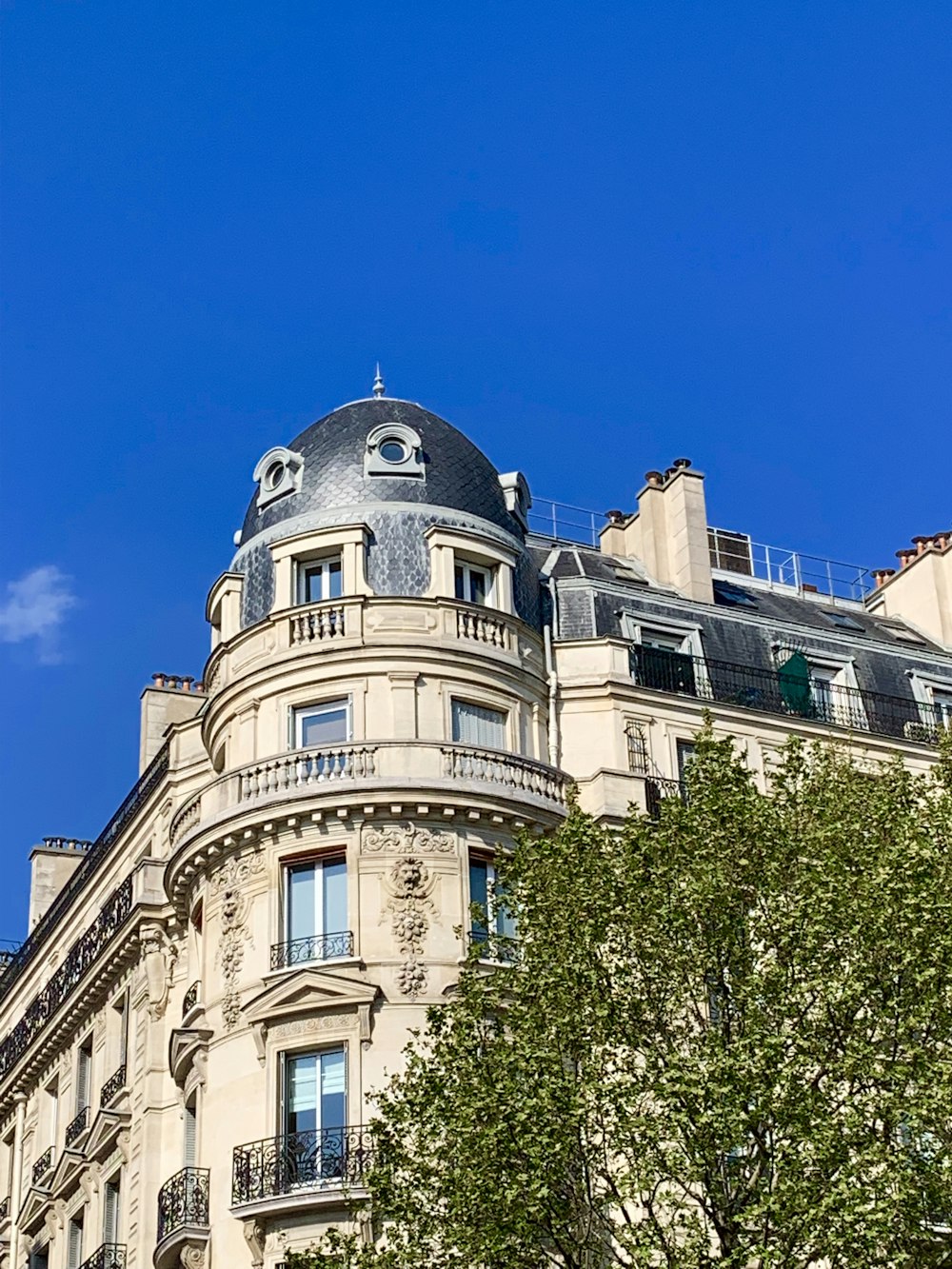 edificio in cemento nero e beige