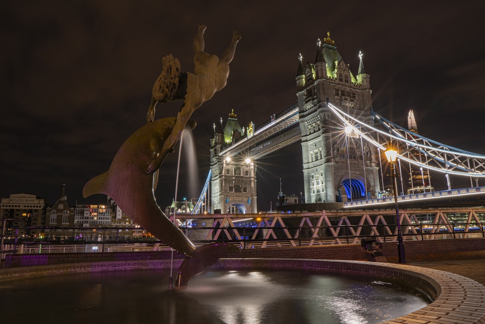 fuente de agua cerca del puente de Londres