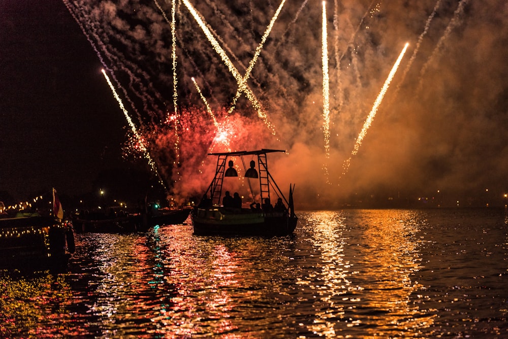 Barco branco com fogos de artifício