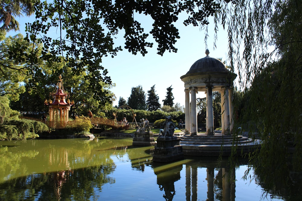 gazebo blanc entouré d’un corps d’ater