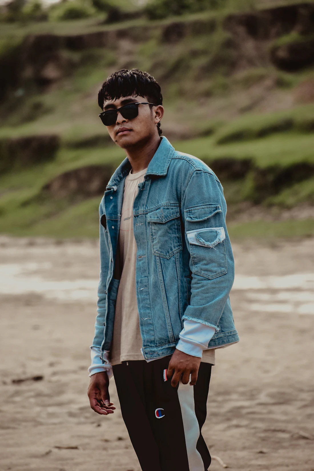 Người mẫu mặc áo khoác denim