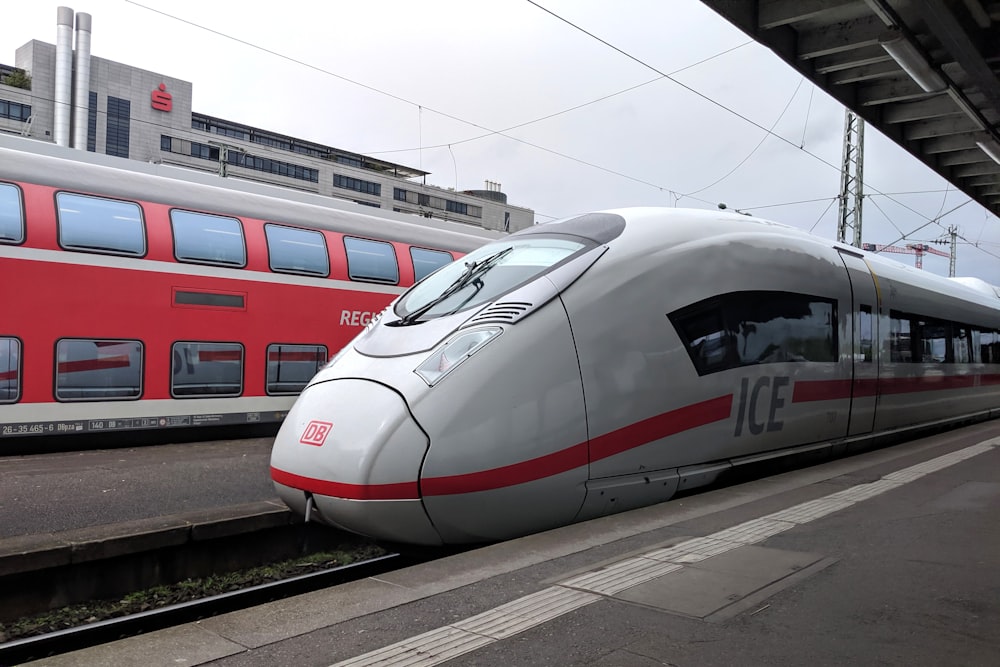 Train à grande vitesse argenté et rouge