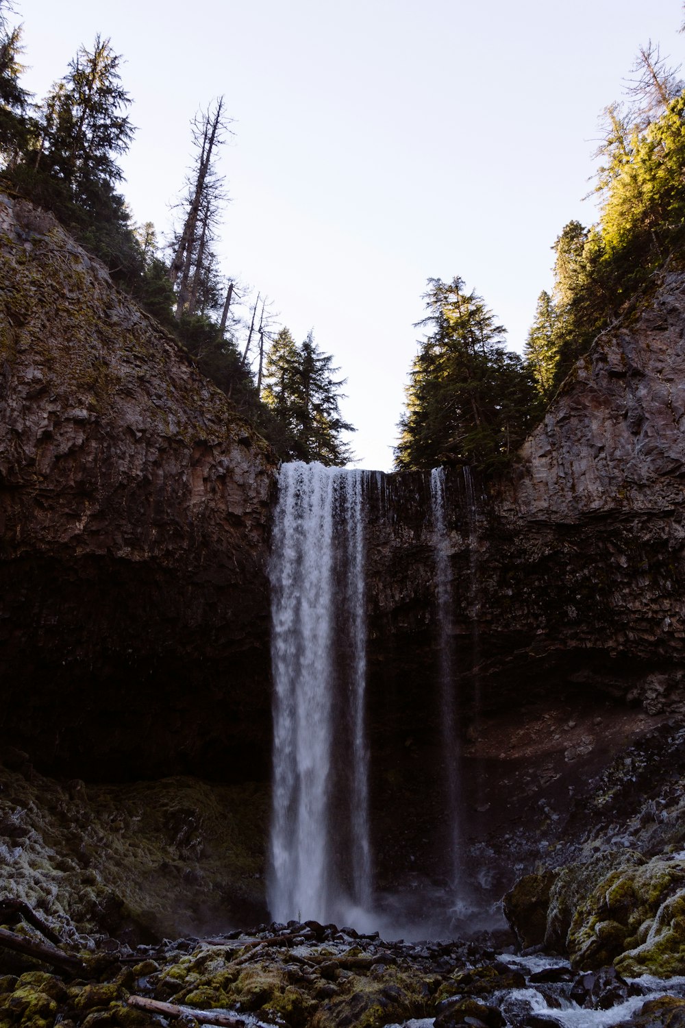 Tobende Wasserfälle