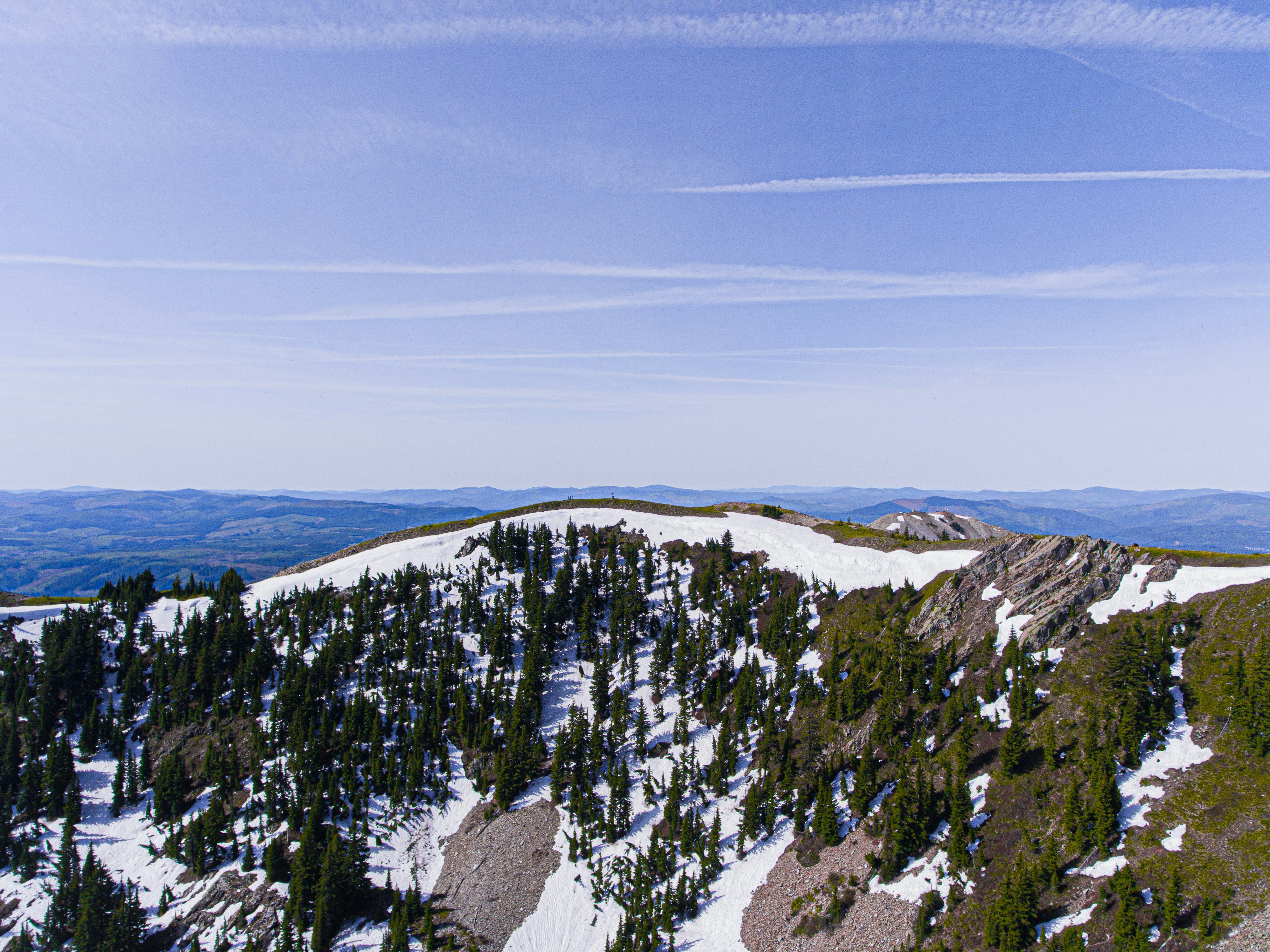 fotografia aerea della montagna innevata durante il giorno