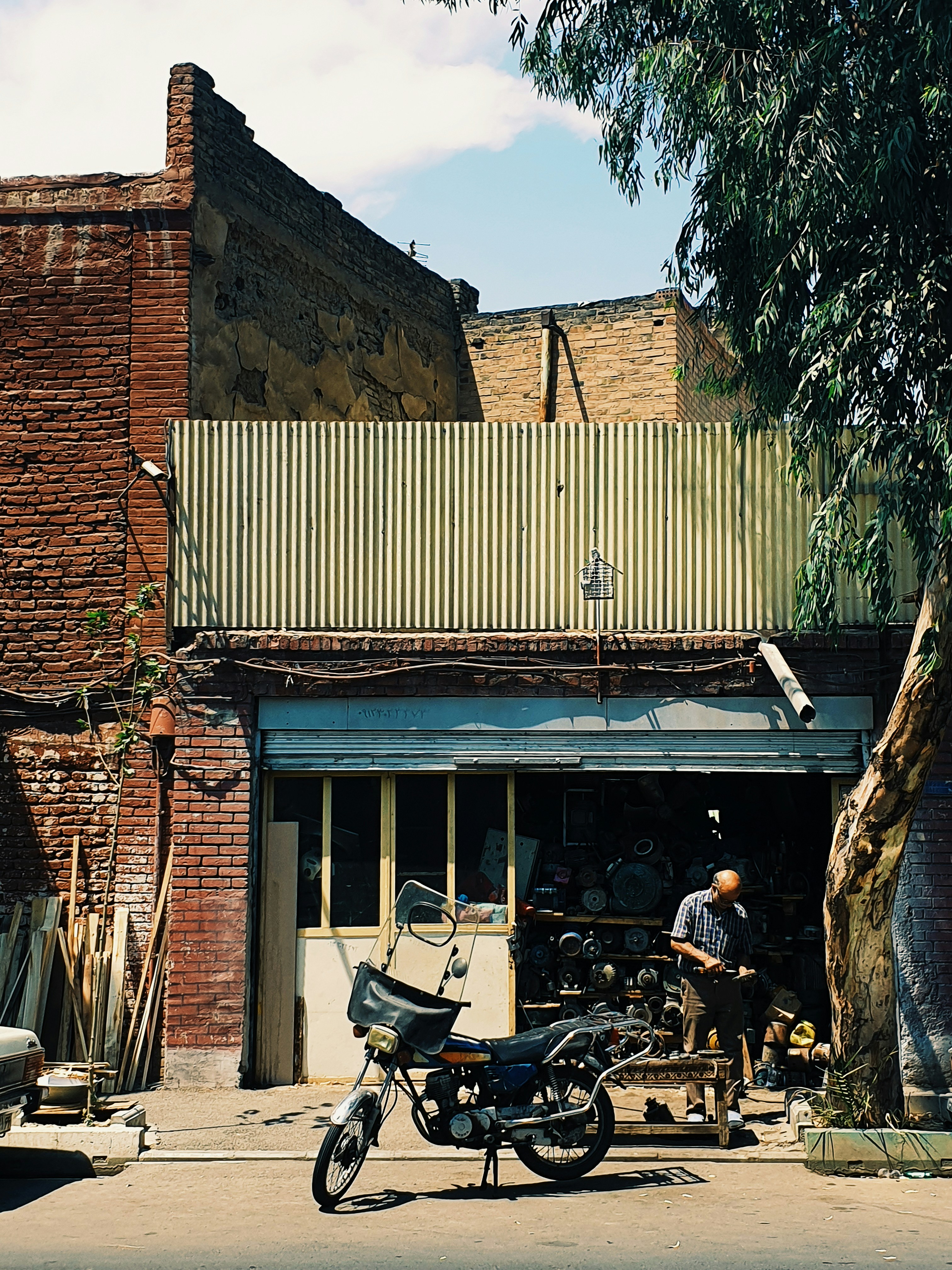 Parques de motos negras cerca de