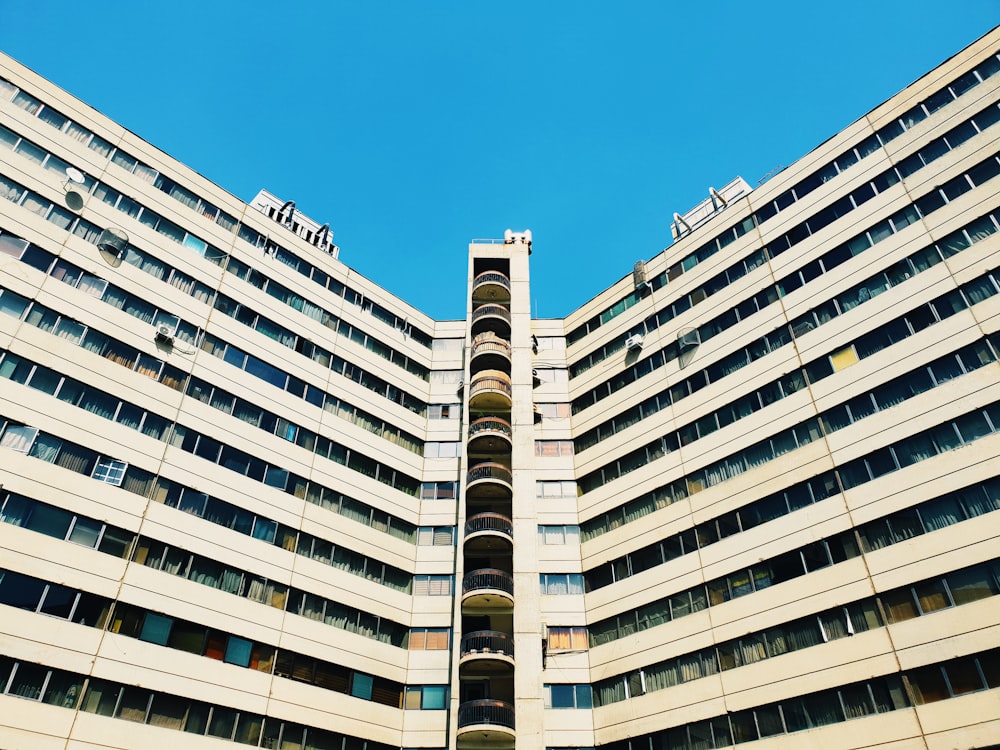 Photographie en contre-plongée d’un bâtiment en béton gris