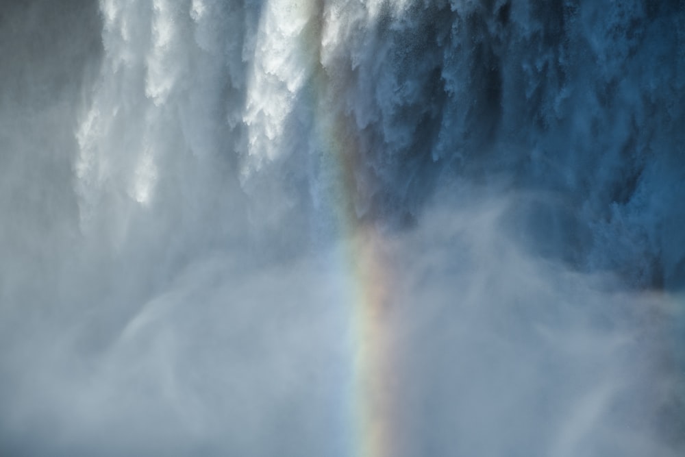 Ein Regenbogen in der Mitte eines Wasserfalls