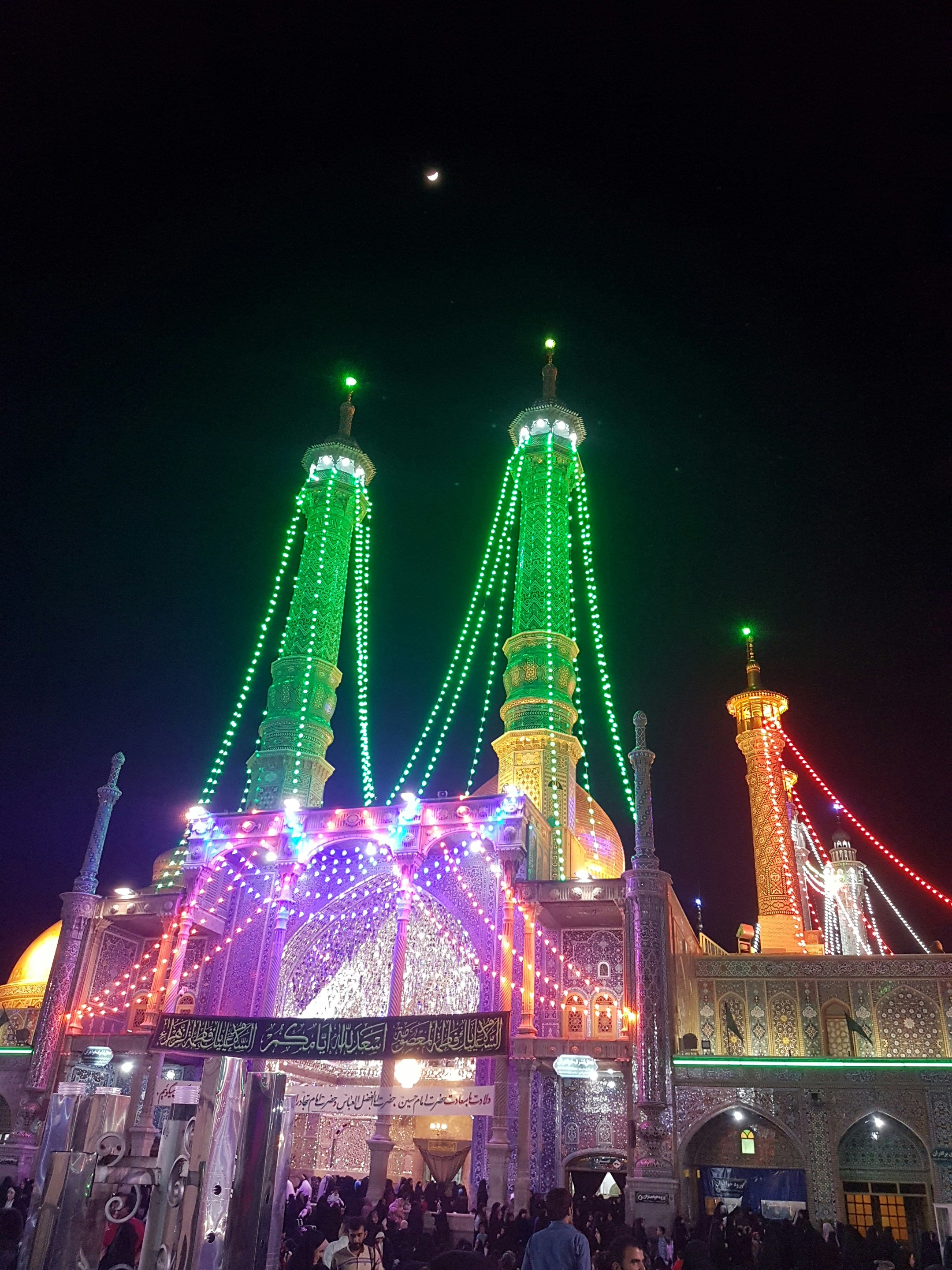 bangunan yang menyala di malam hari