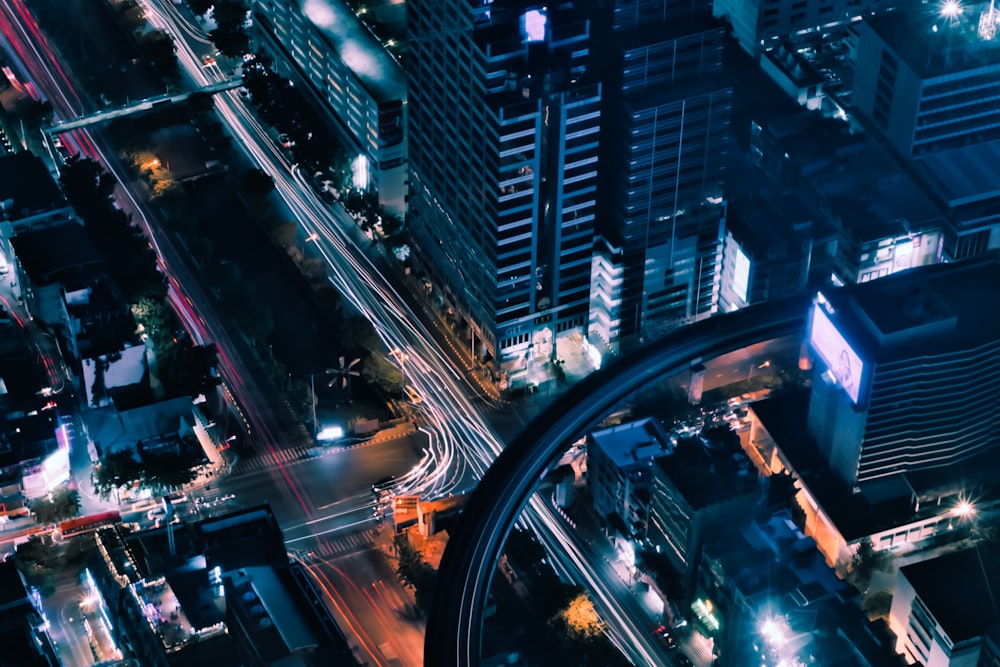 Hochwinkelfotografie der Stadt bei Nacht