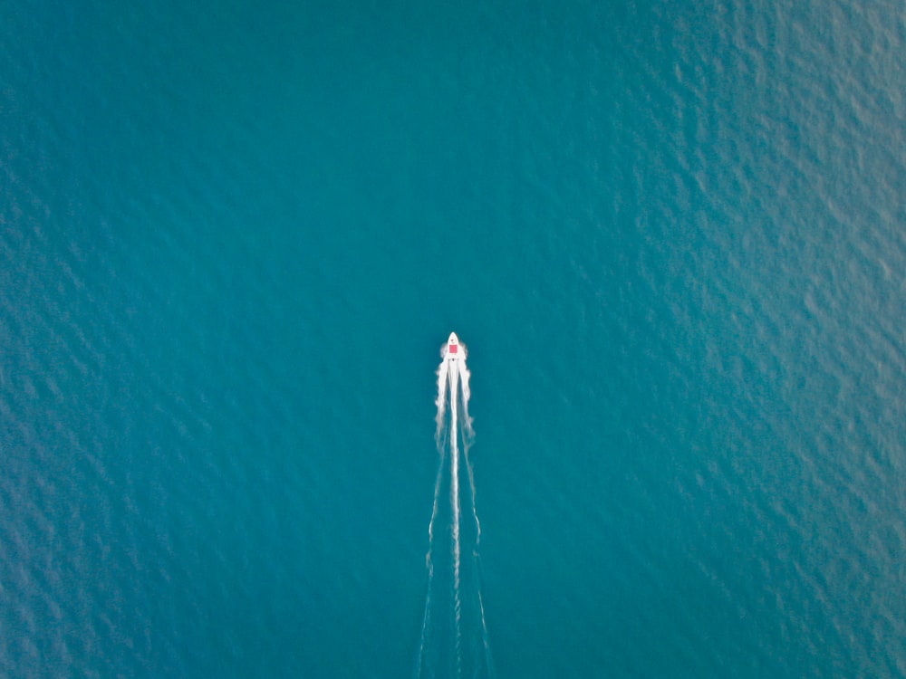Foto aérea de un barco en un cuerpo de agua en calma