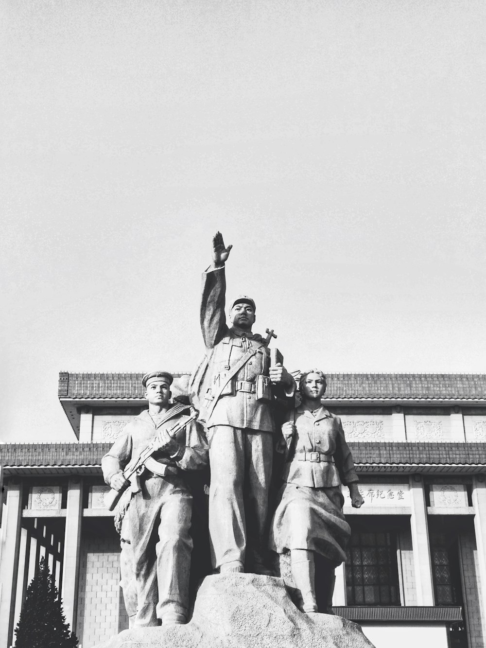 Estatua de pie de tres personas