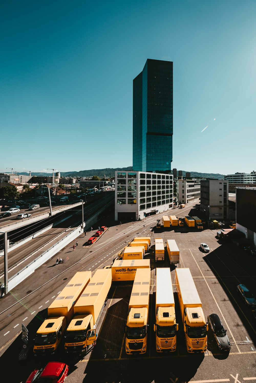 Vehículos cerca de edificios