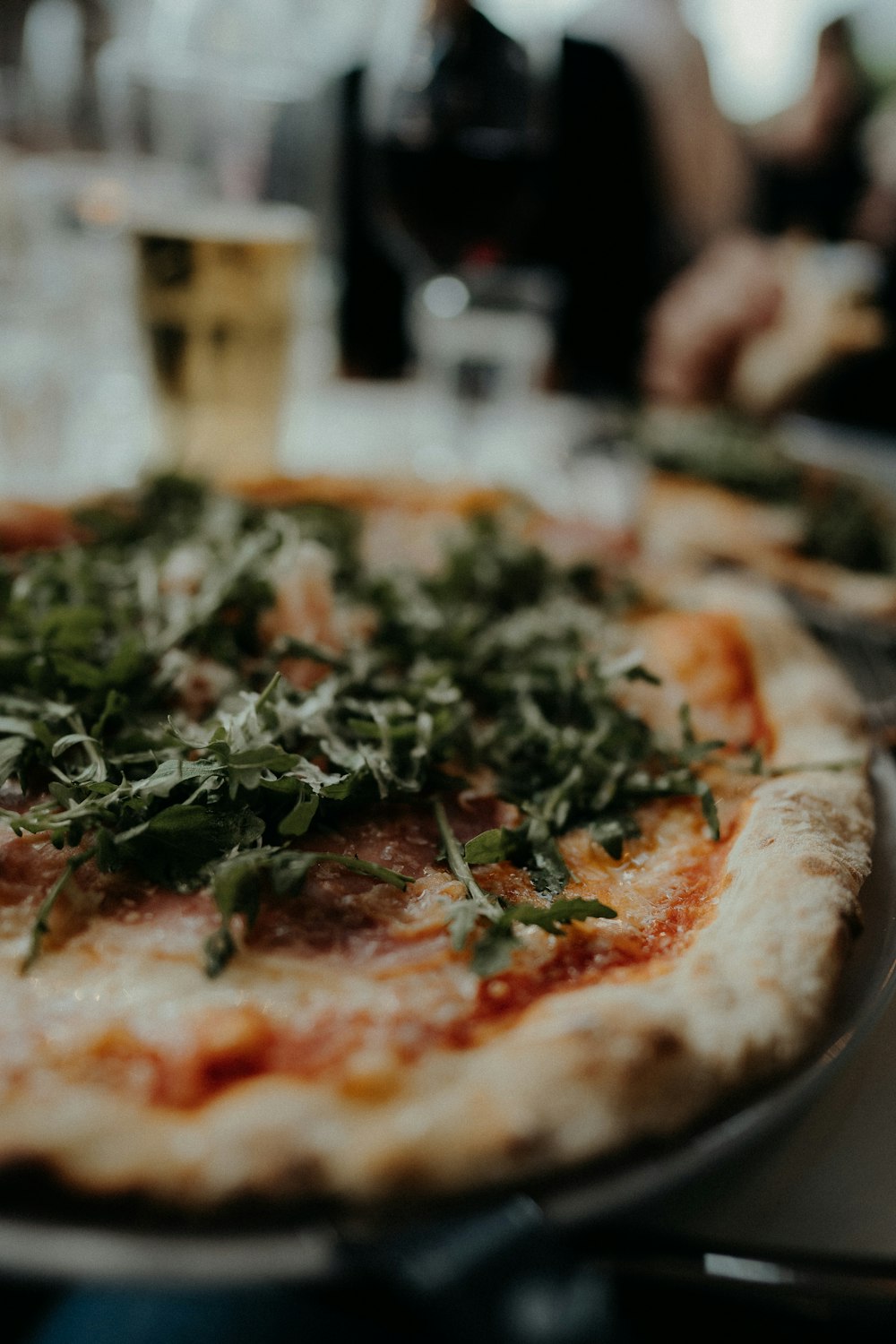 pianta di felce verde sulla pizza