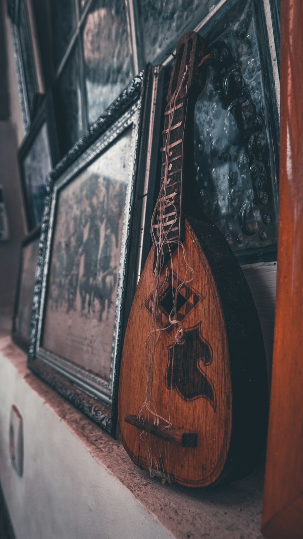 Instrument à cordes marron et noir à l’intérieur d’une pièce bien éclairée