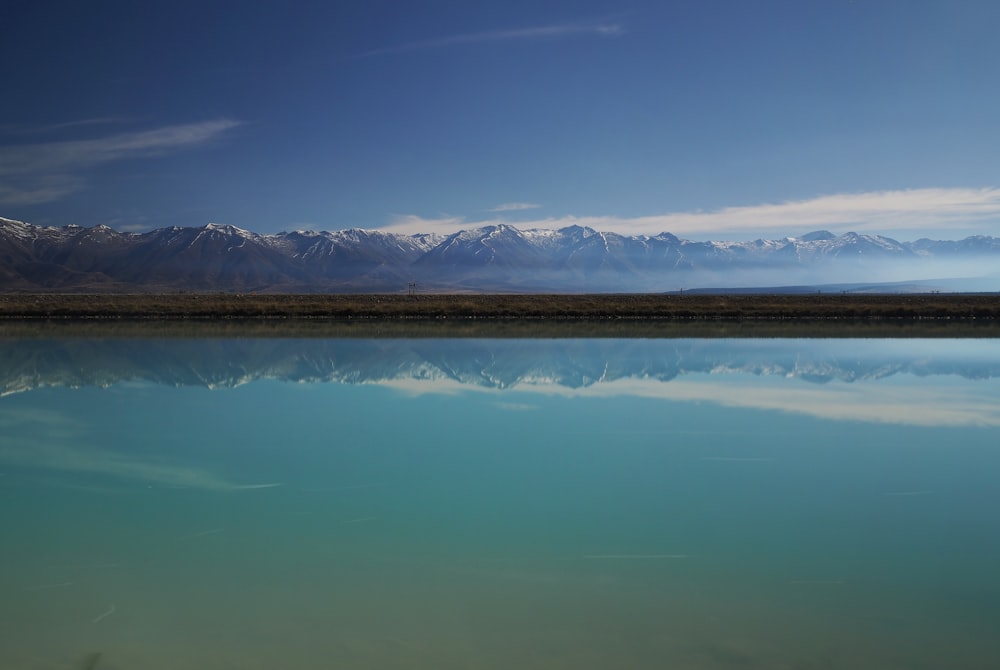 Fotografía reflectante de la montaña en el cuerpo de agua