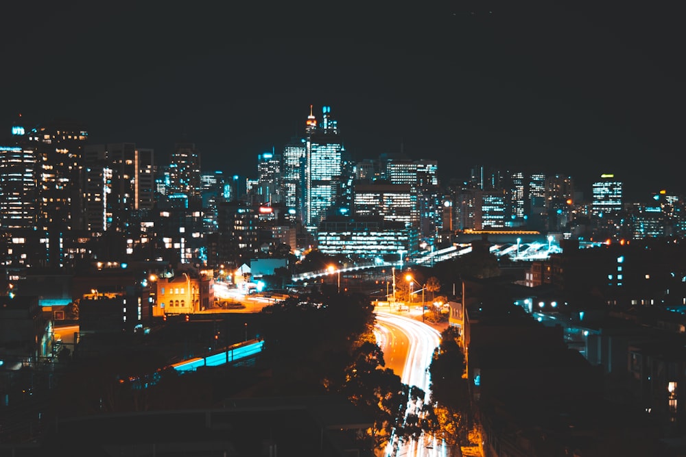 Fotografía de lapso de tiempo de vehículos que pasan por las calles de la ciudad durante la noche