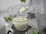 Yaourt blanc crémeux servi dans un petit verre