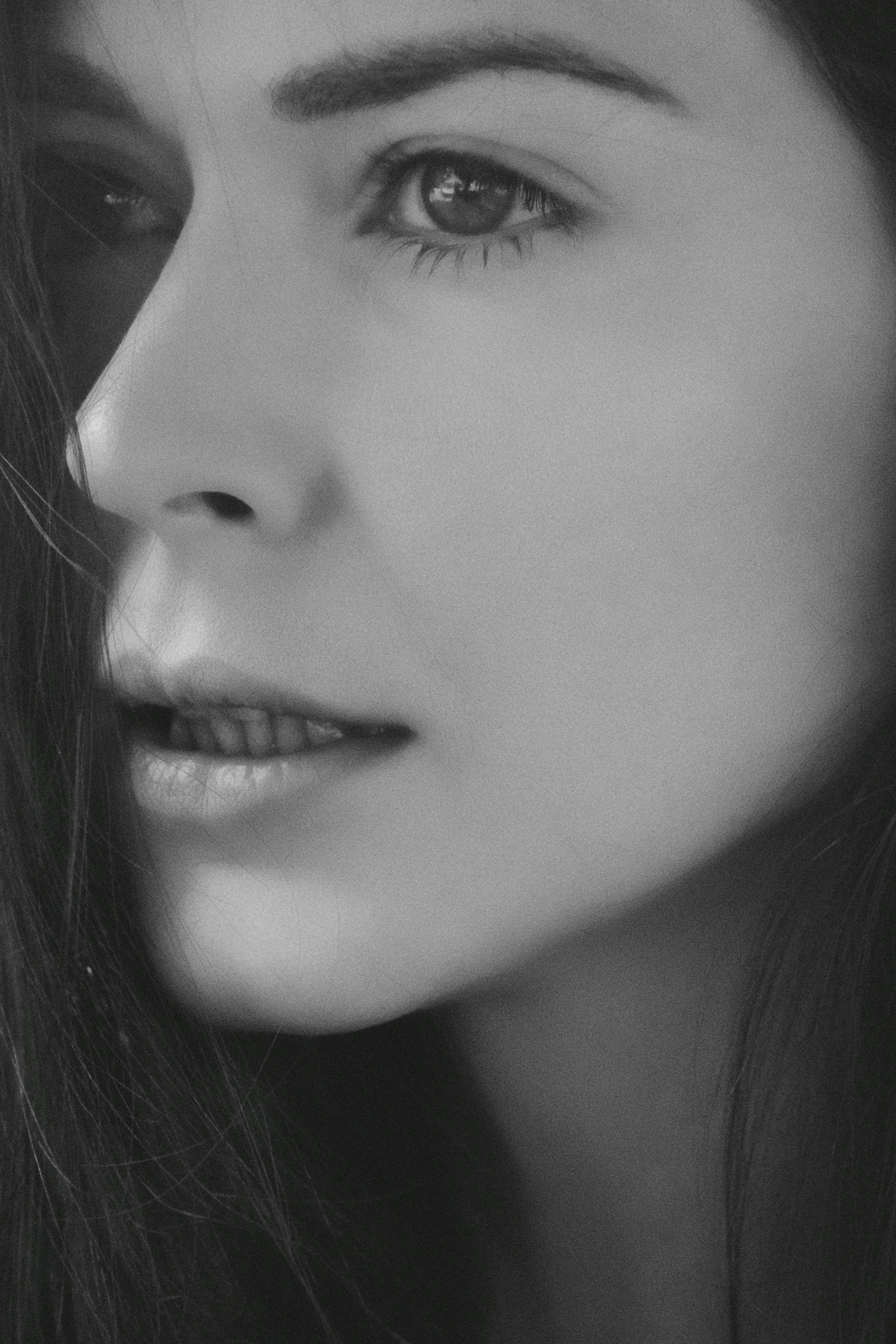 女性の顔のグレースケール写真の写真 Unsplashで見つけるアレクサンダークリヴィツキーの無料写真