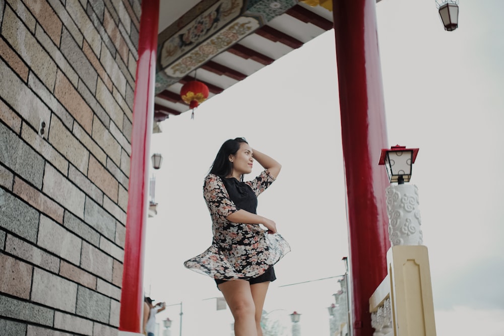 Photographie en accéléré de femme se balançant sa robe à fleurs