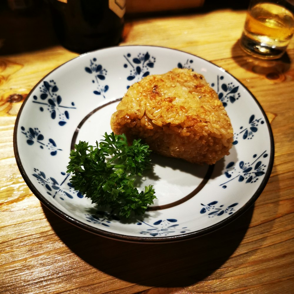 炊き込みご飯と野菜を丼に乗せた