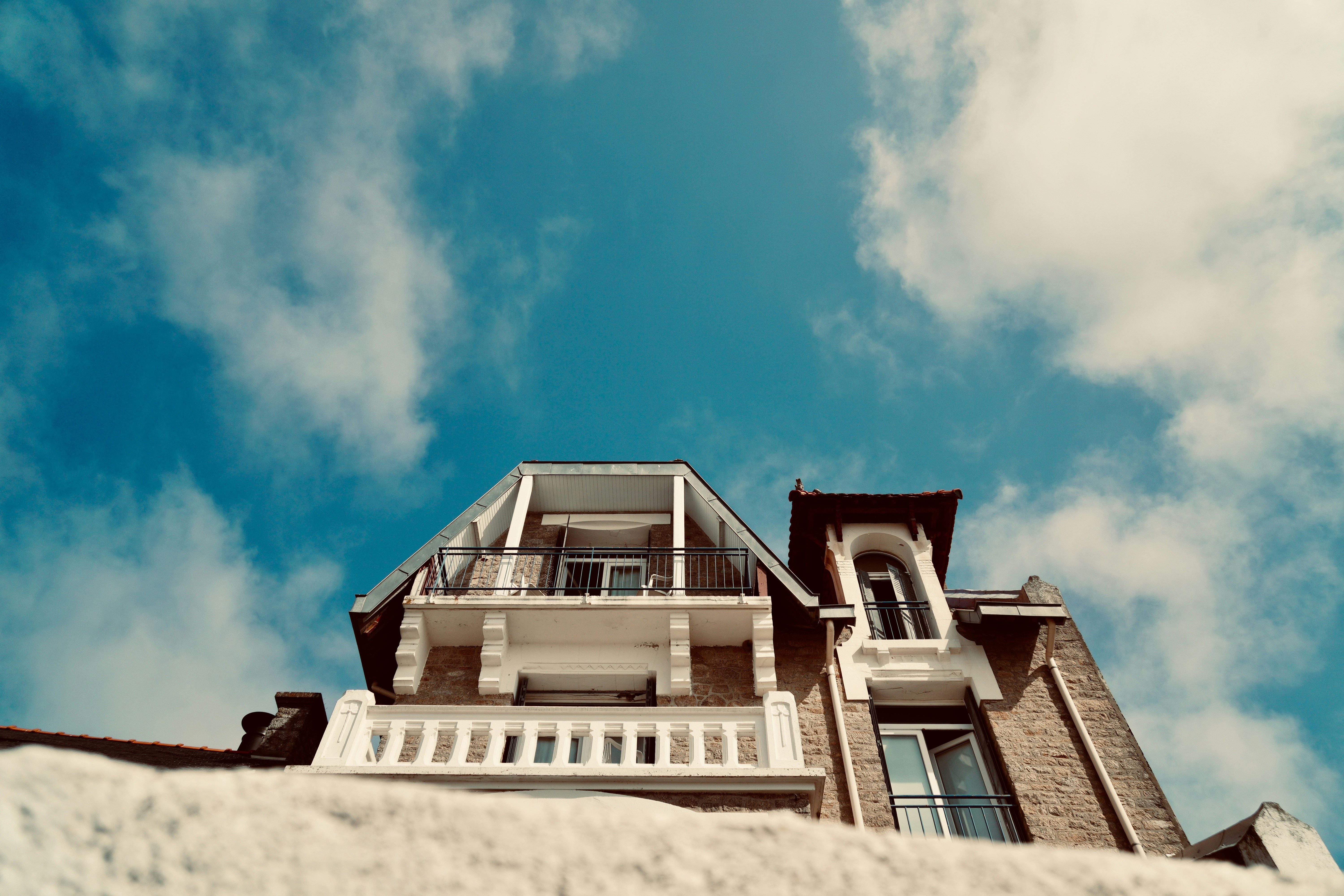 Foto zum Thema Weißes und braunes Betonhaus – Kostenloses Bild zu ...