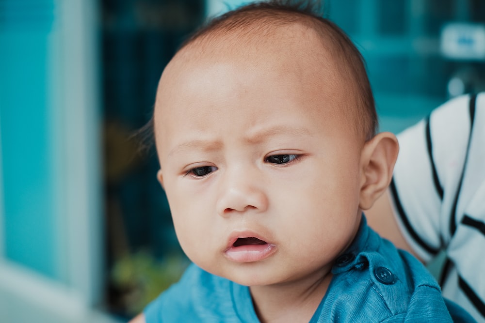 シャツを着た男の子